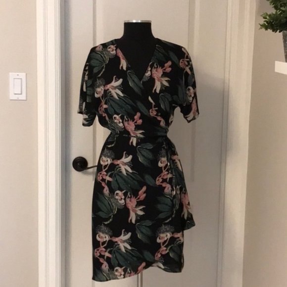 Aritzia Dresses & Skirts - Aritzia Wallace Dress with Floral Print